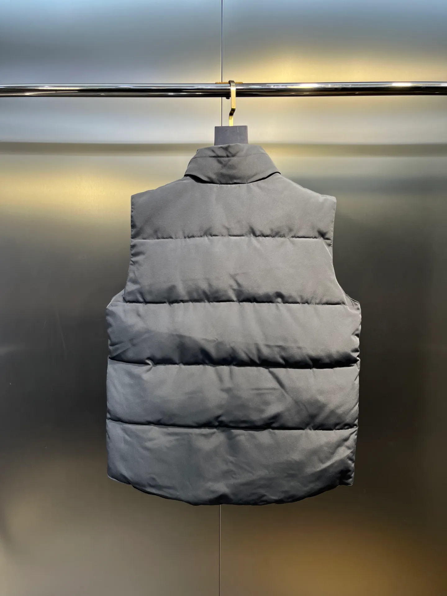 P380 🇨🇦Canada Goose""🇨🇦🌟 Garson down vest has always been recognized as the warmest down jacket. Various Instagram celebrities, Internet celebrities, and celebrities often wear it for street photos. I make Canada Goose every year, but I still can't get rid of my love for it. No matter how cold the days are, there is no need to be afraid, because there is! Filled with 90% white duck down, it is the legendary warmest down jacket and is known as a must-have for Arctic outdoor sports! The most popular down jacket in the world, celebrities are rushing to buy it, it is a must-have!  Size: XS to 2XL